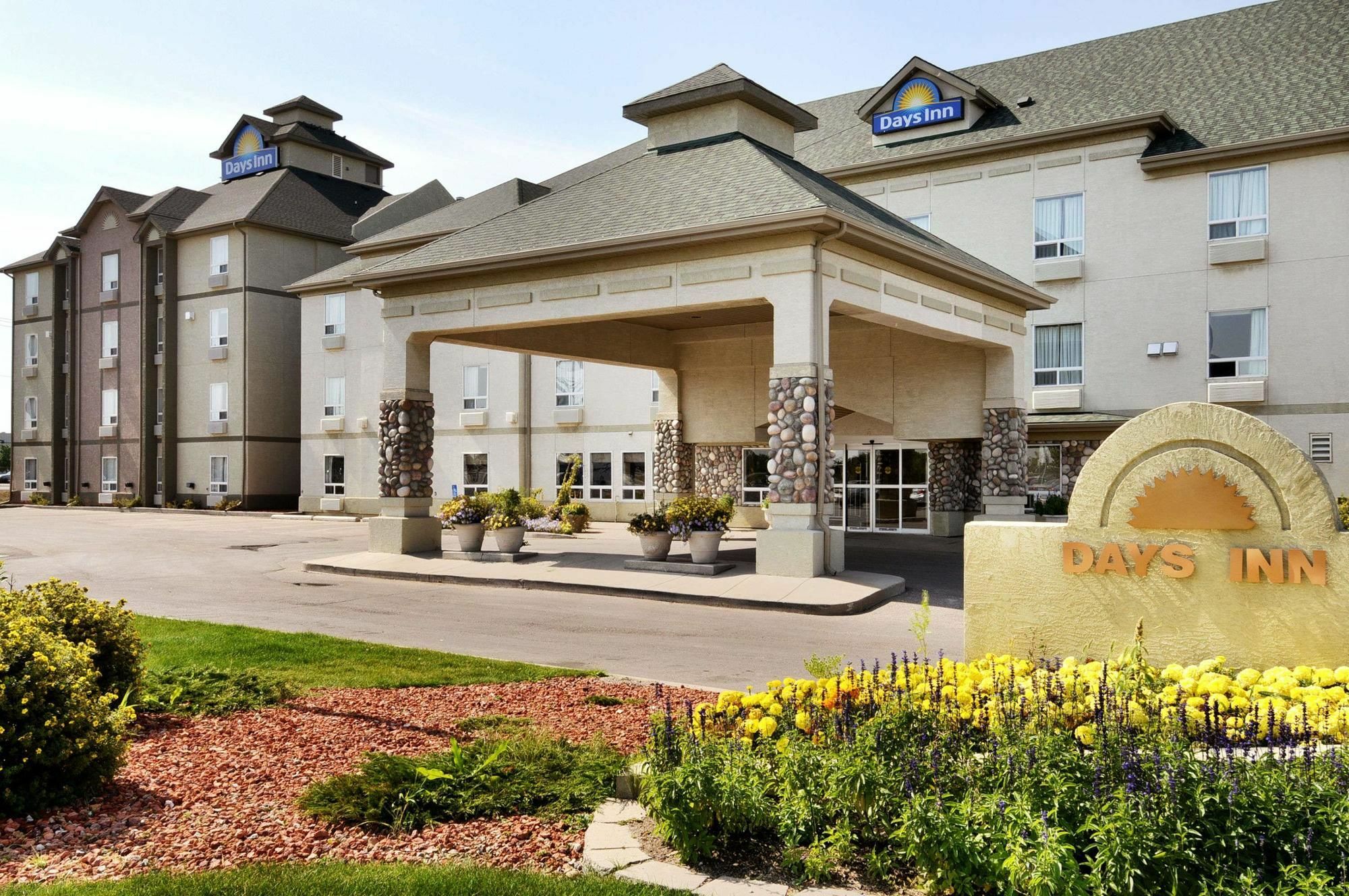 Days Inn By Wyndham Риджайна Екстериор снимка